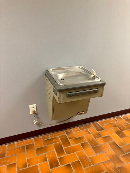 More Photos Of 4617 Sutherland Rd, Owensboro Light Distribution For Lease