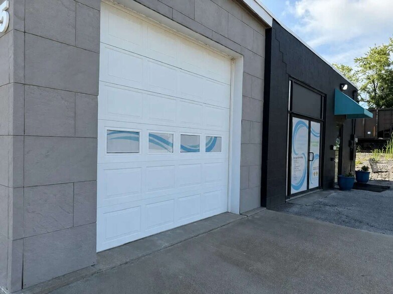 Primary Photo Of 1705 Main St, Scott City Auto Repair For Sale