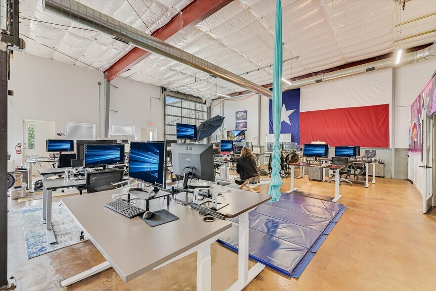 More Photos Of 1106 S 8th St, Austin General Retail For Lease