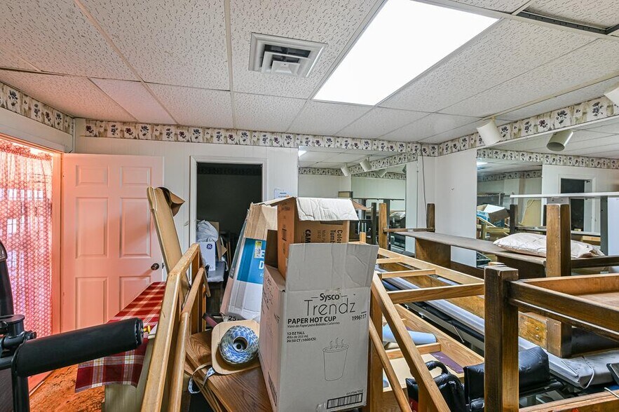 More Photos Of 1102 Mineral Wells Ave, Paris Office For Sale