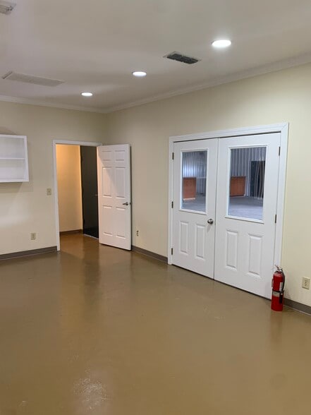 More Photos Of 123 E Plymouth Rd, Columbus Industrial For Lease