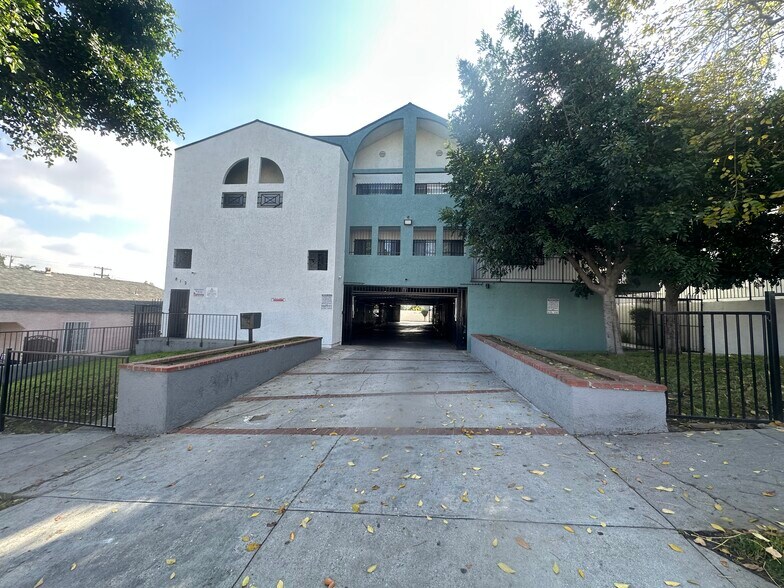 Primary Photo Of 812 E Hyde Park Blvd, Inglewood Apartments For Sale
