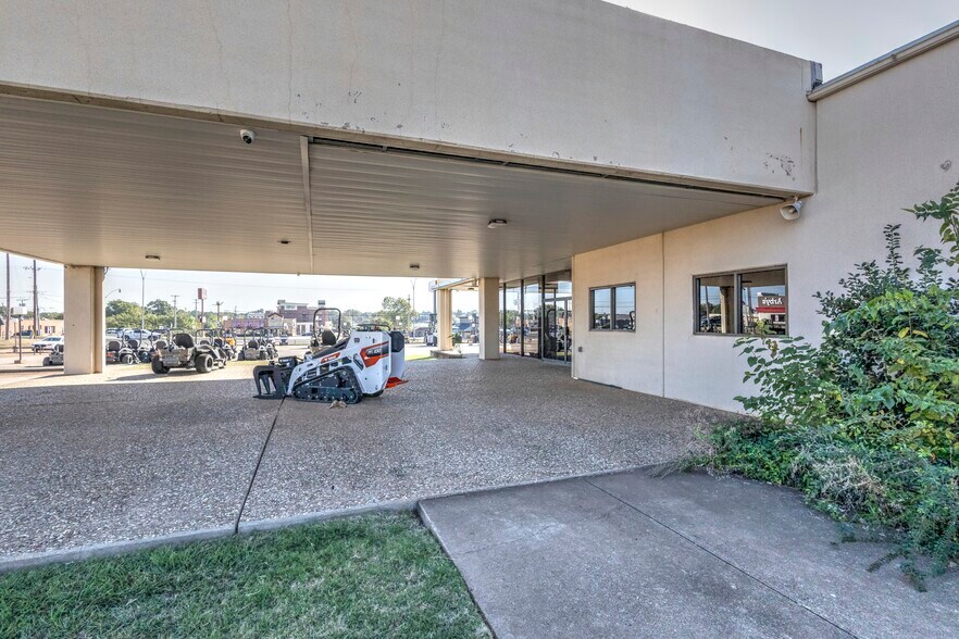 More Photos Of 1909 N Highway 81, Duncan Auto Dealership For Sale