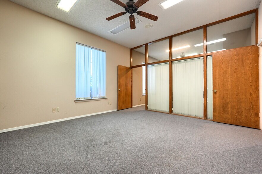 More Photos Of 6812 Avenue K, Plano Flex For Lease