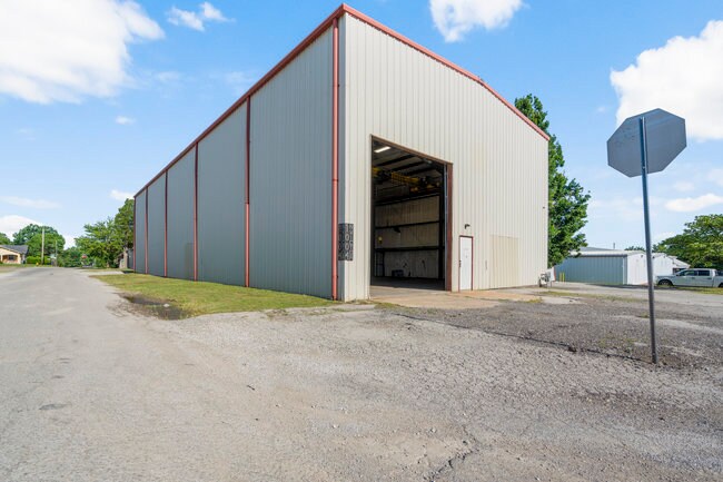 More Photos Of 1004 N Victor Ave, Tulsa Warehouse For Lease