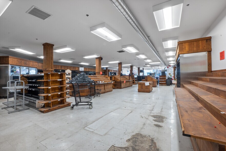 More Photos Of 3930-3932 St Ontario E, Montréal Storefront Retail Residential For Sale