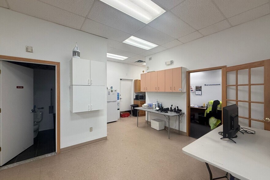 More Photos Of 300 Ferry Blvd, Stratford Freestanding For Lease