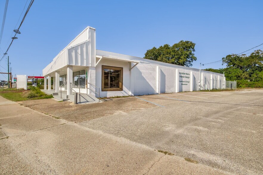More Photos Of 3624 W Fairfield Dr, Pensacola General Retail For Lease