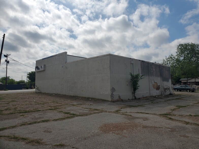 More Photos Of 804 Nashville Ave, Fort Worth Freestanding For Sale