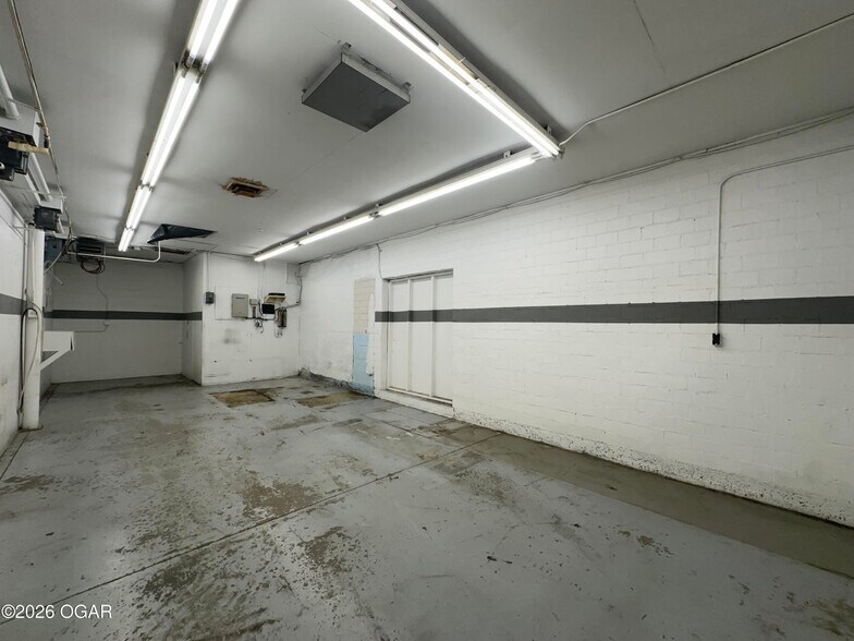 More Photos Of 3236 W 20th St, Joplin Industrial For Sale