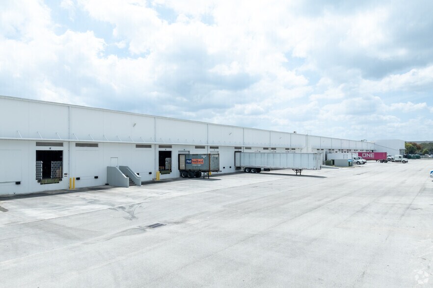 More Photos Of 10805 NW 100th St, Medley Warehouse For Lease