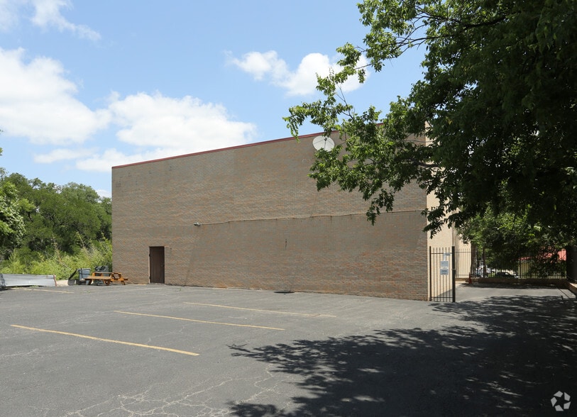 More Photos Of 1009 40th St E, Austin Medical For Lease
