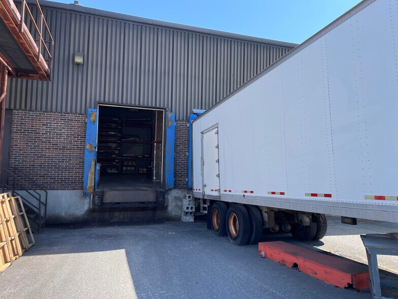 More Photos Of 16791-16821 Boul Hymus, Kirkland Warehouse For Lease