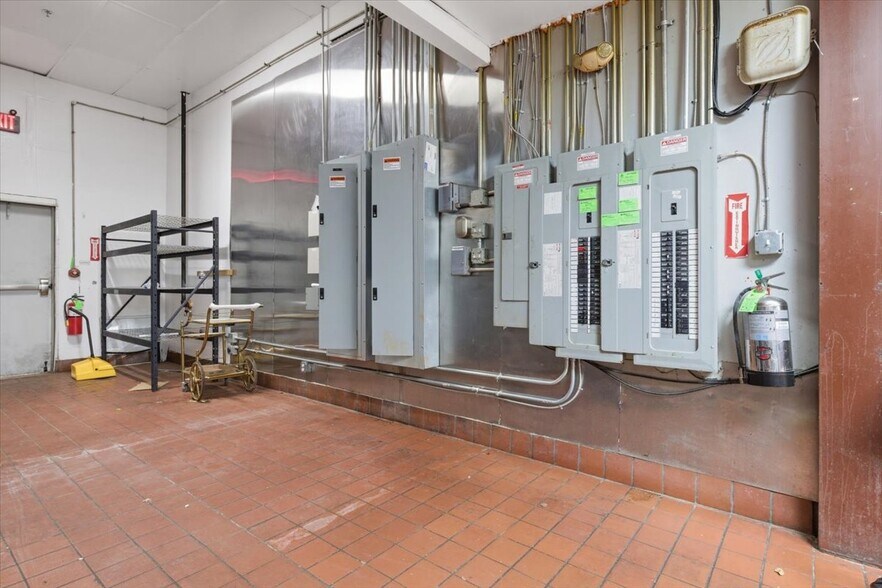 More Photos Of 2113 S Air Depot Blvd, Oklahoma City General Retail For Sale