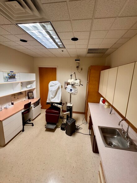 More Photos Of 1611 Pond Rd, Allentown Medical For Lease