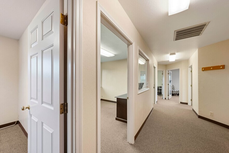 More Photos Of 735 SE 7th St, Grants Pass Office For Sale
