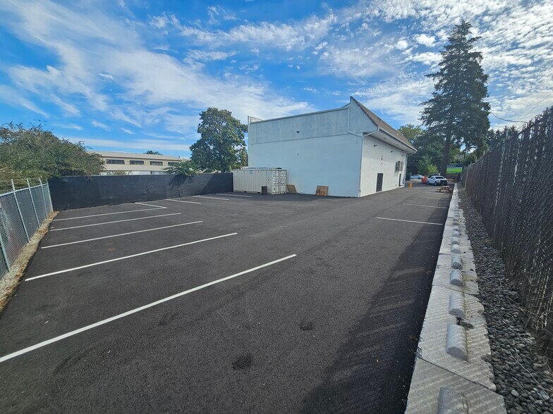 More Photos Of 5833 NE Portland Hwy, Portland Flex For Sale