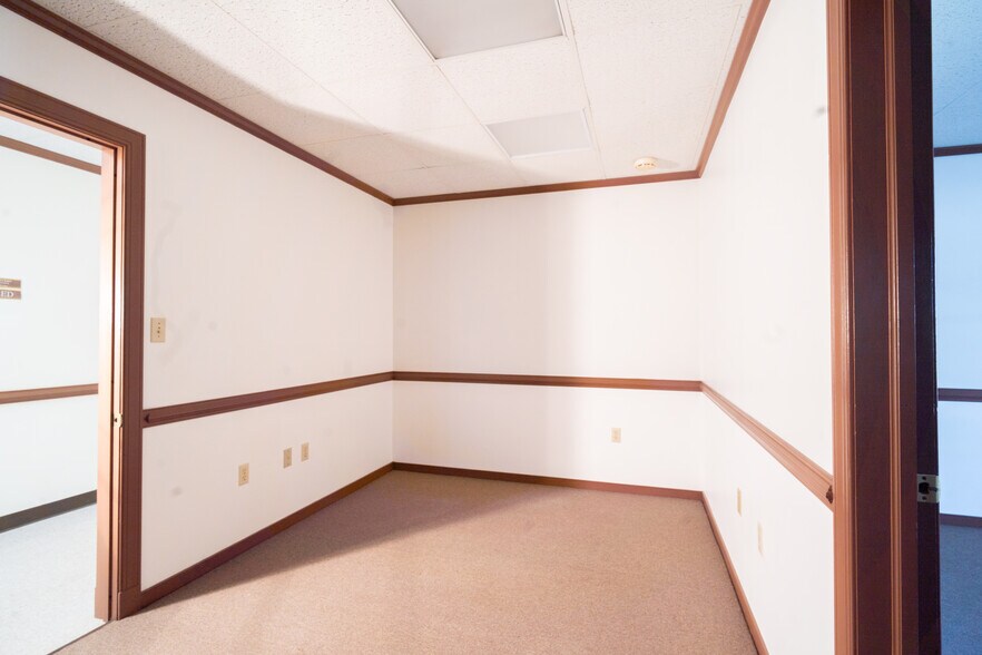 More Photos Of 220 Chesapeake Dr, White Stone Office For Sale