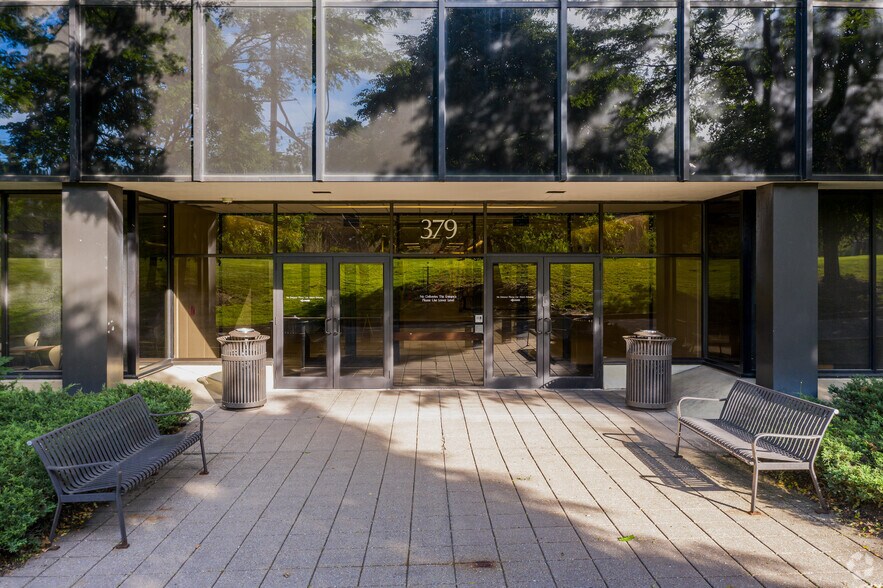 More Photos Of 379 Thornall St, Edison Office For Lease