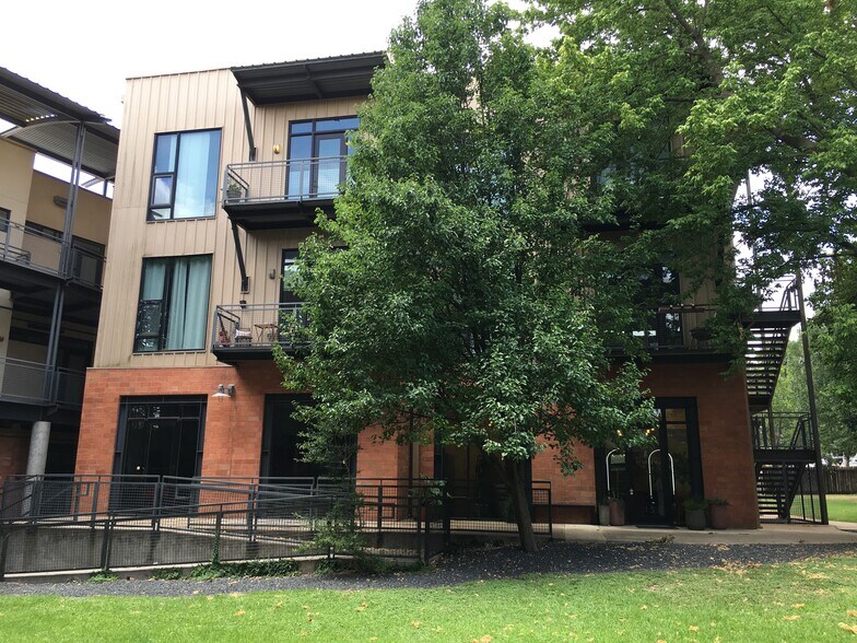 More Photos Of 2525 S Lamar Blvd, Austin Office For Sale