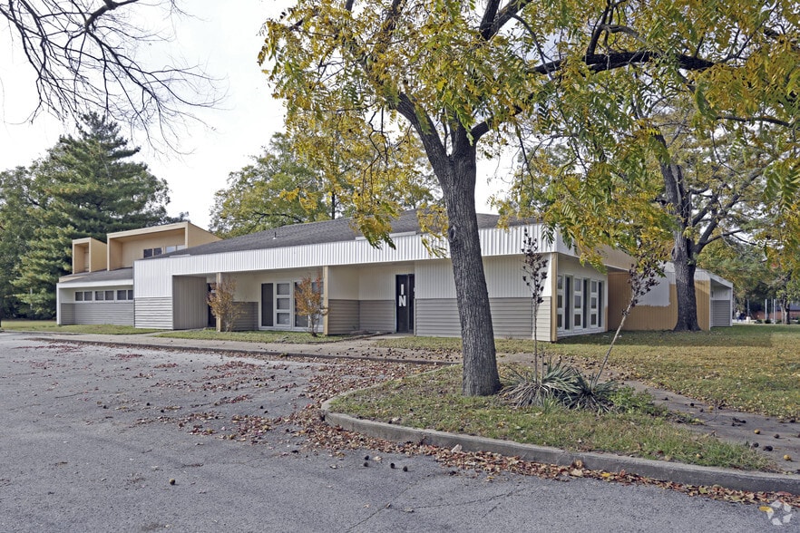Primary Photo Of 1114 Poplar Pl, Rogers Medical For Sale