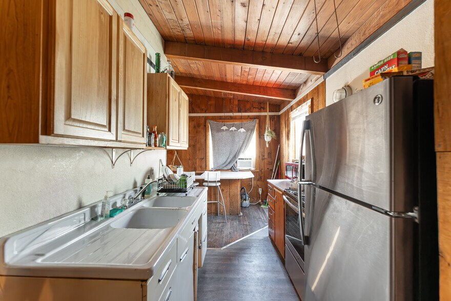 More Photos Of 110 Locust St, Oakland Storefront For Sale
