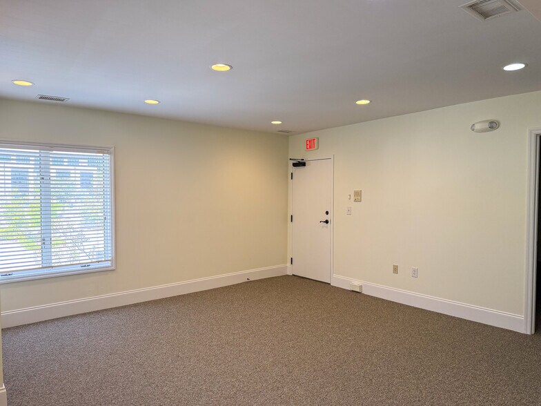 More Photos Of 11 Isabella St, Charleston Flex For Lease