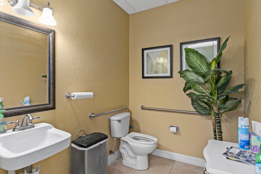 More Photos Of 8352 Forest Oaks Blvd, Spring Hill Office For Sale