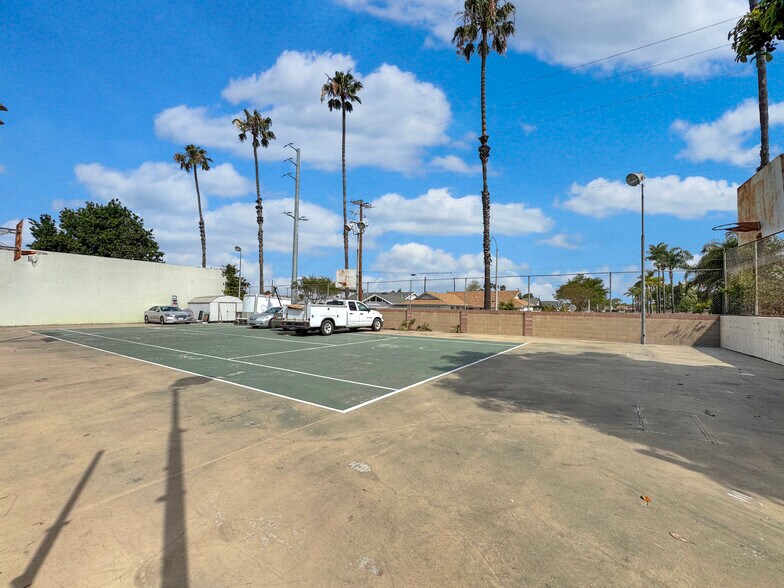 Primary Photo Of 7736 Sugar Dr, Huntington Beach Apartments For Sale