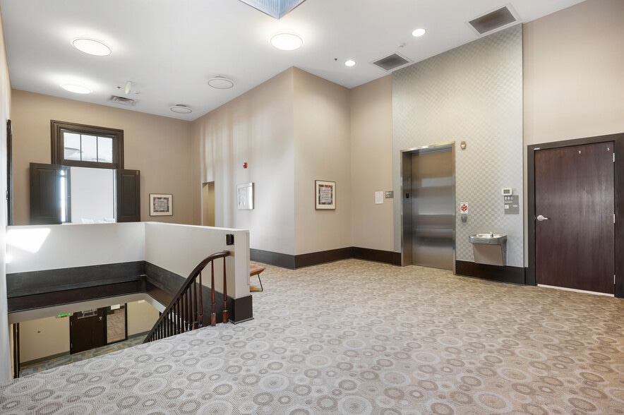 More Photos Of 108 S Walnut St, Muncie Office For Sale