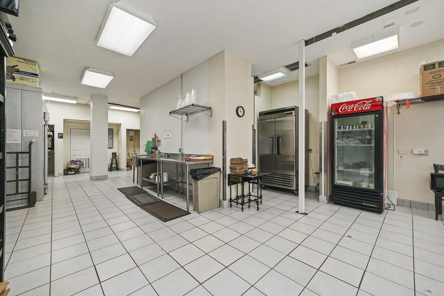 More Photos Of 907 N Damen Ave, Chicago Storefront Retail Residential For Lease