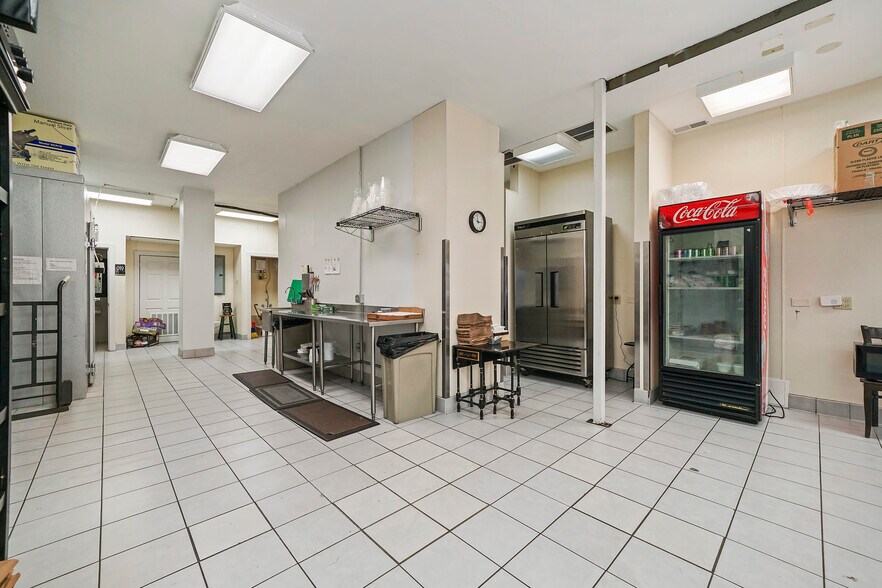 More Photos Of 907 N Damen Ave, Chicago Storefront Retail Residential For Lease