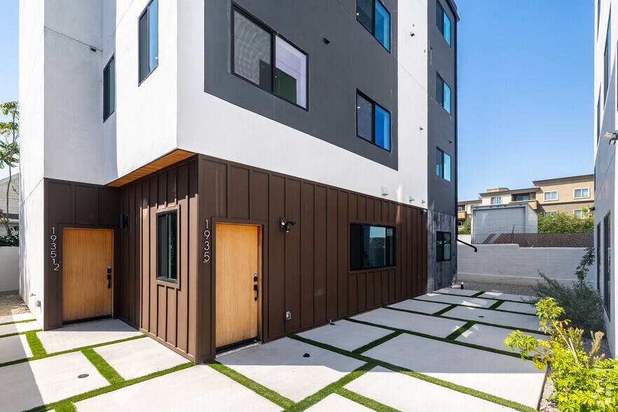 More Photos Of 1933 Magnolia Ave, Los Angeles Apartments For Sale