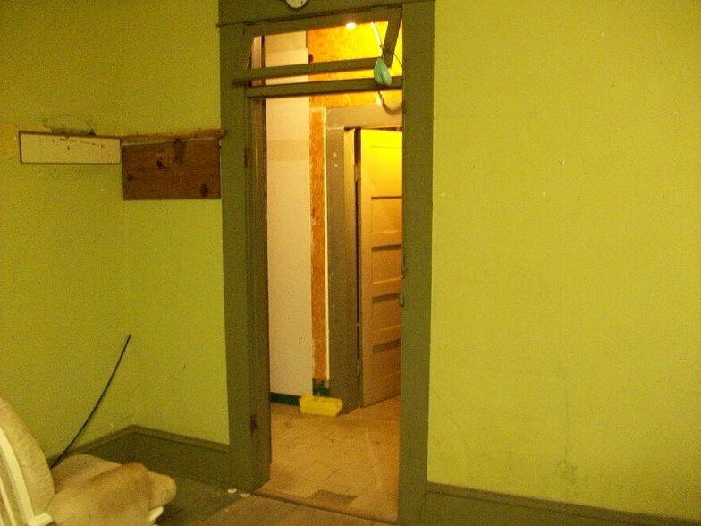 More Photos Of 124 Bushnell Plz, Bushnell Storefront Retail Office For Sale