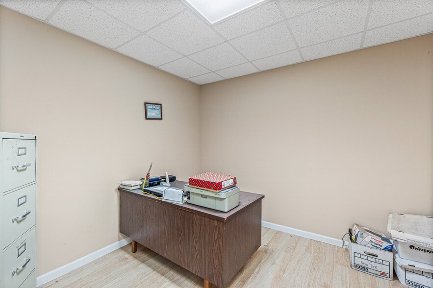 More Photos Of 75 Windsor Ave, Mineola Warehouse For Sale