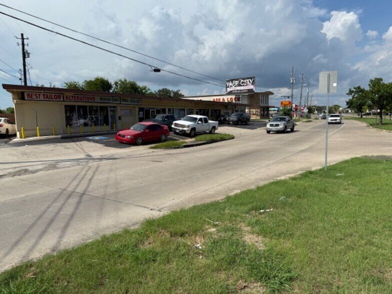 More Photos Of 401-415 Edgebrook Dr, Houston Unknown For Lease