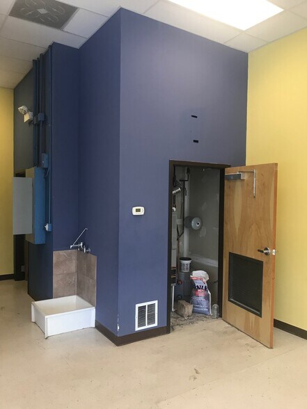 More Photos Of 1340-1360 N Green Bay Rd, Waukegan General Retail For Sale