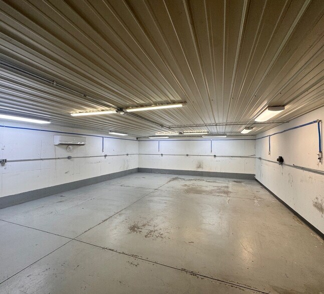 More Photos Of 3400-3601 Brennen Dr, Peru Warehouse For Lease