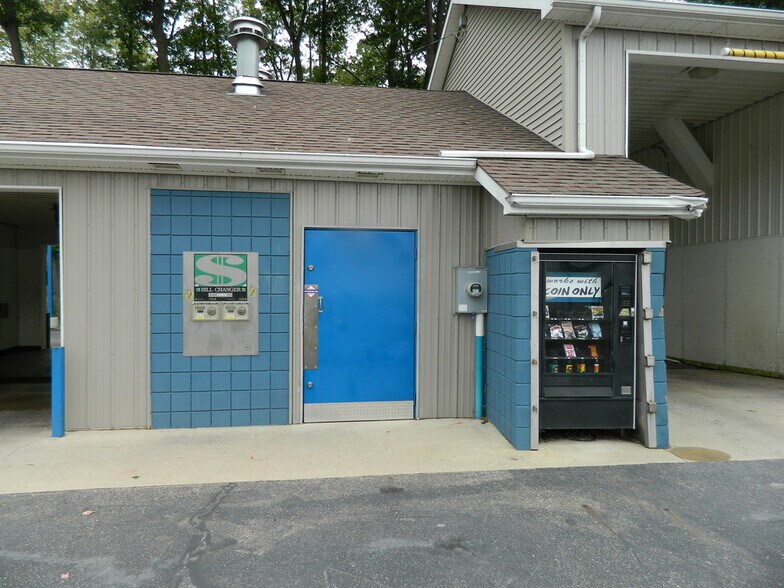 More Photos Of 37521 Green St, New Baltimore Carwash For Sale