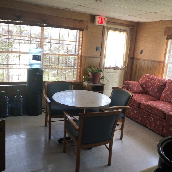 More Photos Of 1017 E Kingsbury St, Seguin Coworking Space