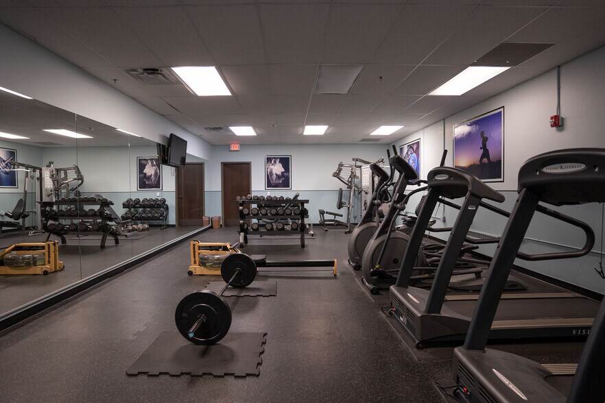 More Photos Of 9201 Ward Pky, Kansas City Office For Sale
