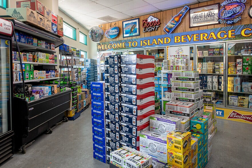 More Photos Of 324 Delaware St, Put In Bay Restaurant For Sale