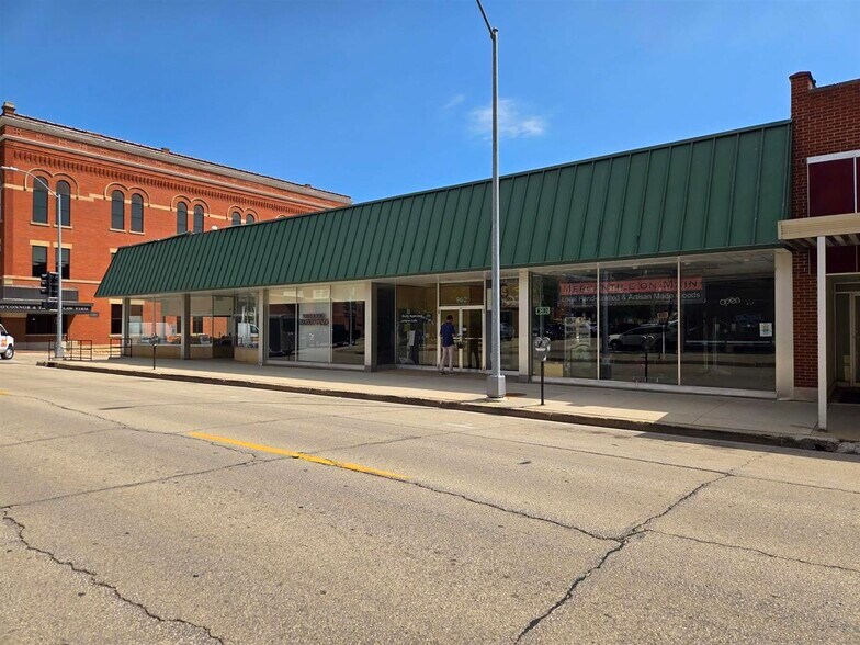 Primary Photo Of 962-980 Main St, Dubuque Storefront Retail Office For Lease
