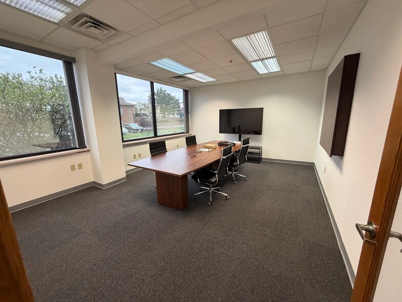 More Photos Of 1133 Quail Ct, Pewaukee Office For Lease