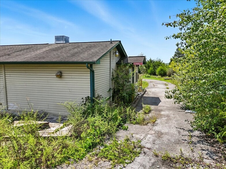 More Photos Of 2101 E Raccoon Valley Rd, Heiskell Garden Center For Sale