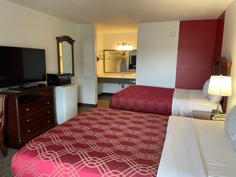 More Photos Of 3269 Shepherd of the Hills Expy, Branson Hotel For Sale