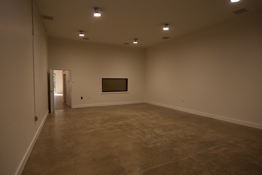 More Photos Of 6128 Brookshire Blvd, Charlotte Light Distribution For Lease