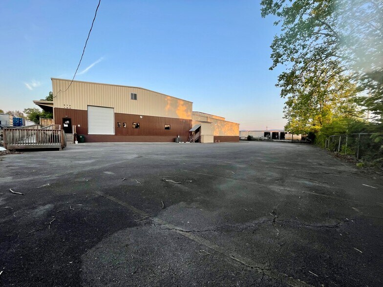 More Photos Of 250 Commonwealth Ave, Bristol Health Club For Lease