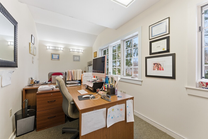 More Photos Of 190 University Dr, Amherst Office For Sale