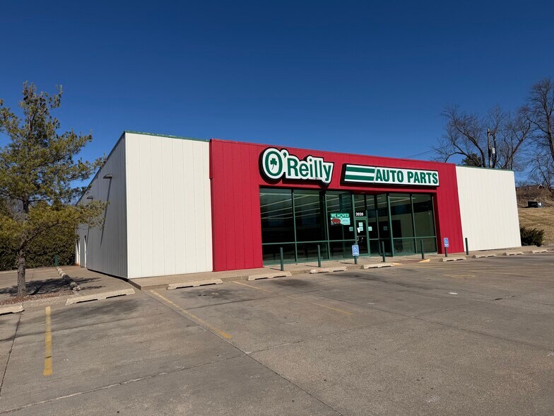 Primary Photo Of 2020 E Locust St, Davenport Freestanding For Sale